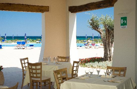 Restorāns ar skatu uz pludmali Baia del Porto