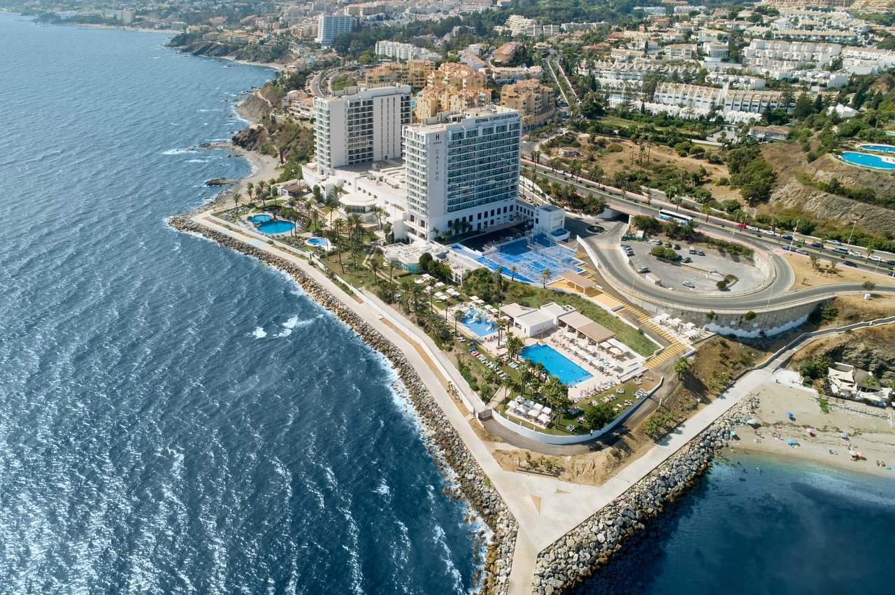 Mūsdienīgs kūrorts pie jūras ar baseiniem un plašu teritoriju, skaista ainava un tuvumā esošās viesnīcas. panoramic view with beach and pools