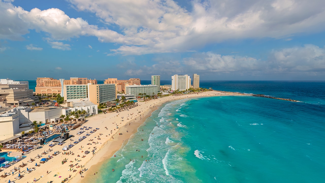 Cancunas pludmale Meksikā – tirkīzzils ūdens skats Vanilla Travel ekskursijā